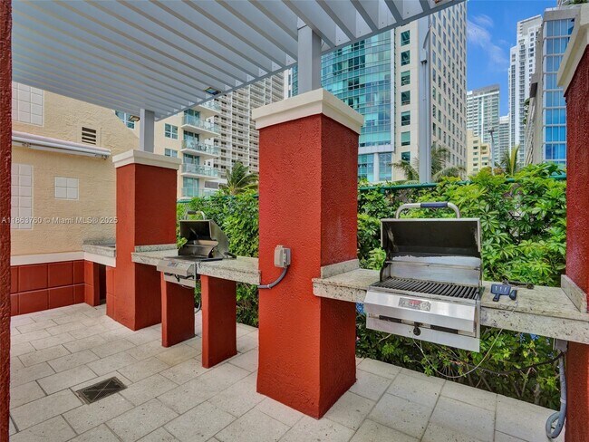 Building Photo - 1155 Brickell Bay Dr