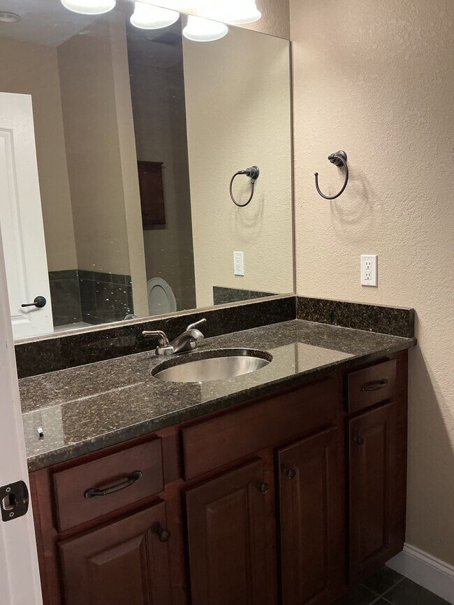 Building Photo - Luxury Living Made Easy in a Desirable Nei...