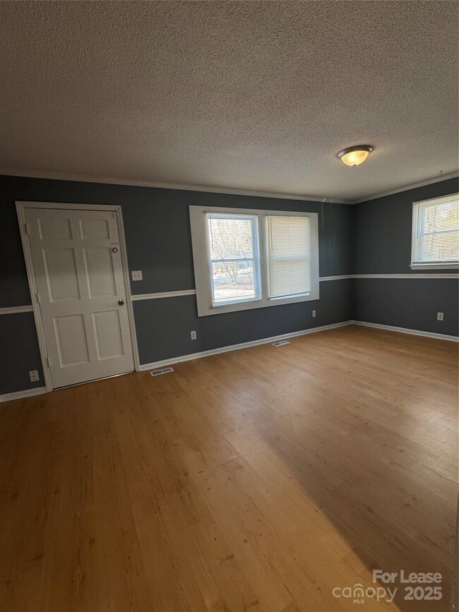 Building Photo - 153 Redwood Ln
