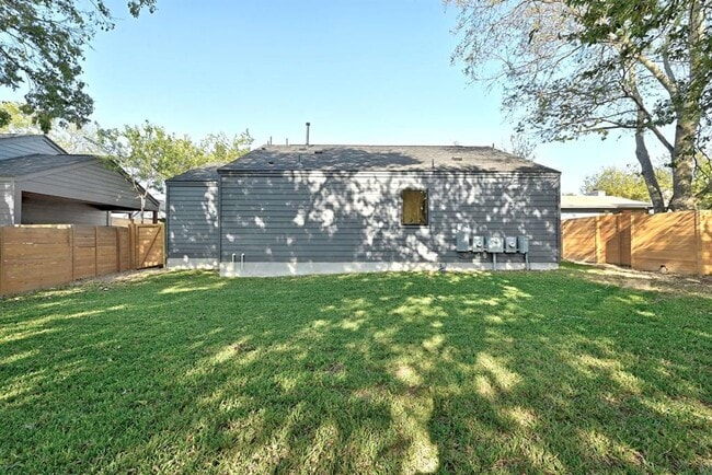 Building Photo - 503 Thelma Dr