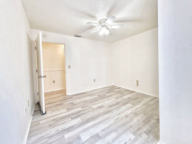 Building Photo - 3705 SW 27th St