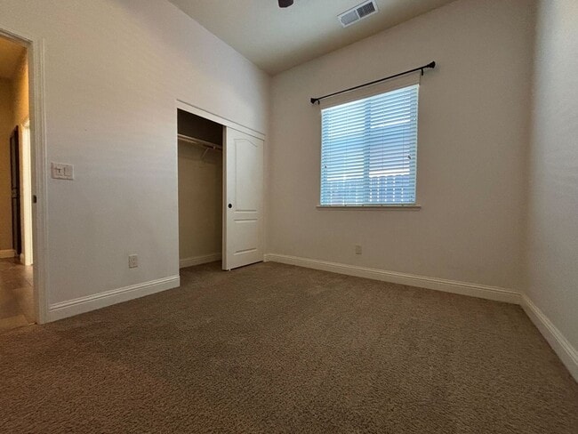 Building Photo - Beautiful 3 bedroom 2 bathroom