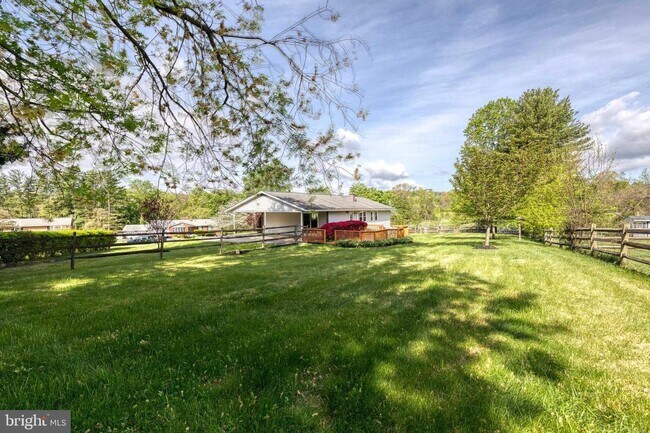 Building Photo - Beautiful 3bd 3bth single family ranch sty...