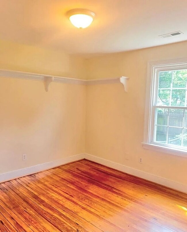 Building Photo - Super Cute 3 bed 2 bath Rancher with detached Garage and alley access.