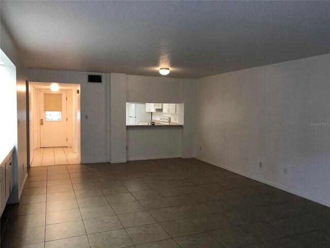 Building Photo - 1055 Kensington Park Dr