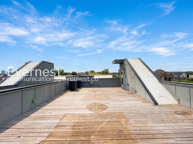 Building Photo - 3 Bed/3.5 Bath Home with Garage / Available Now!