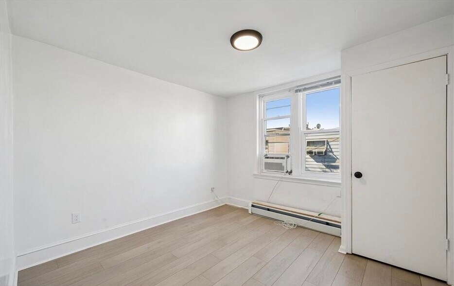 Building Photo - 2038 S Darien St