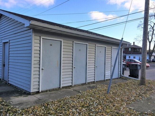 Building Photo - 9th St 3-Plex