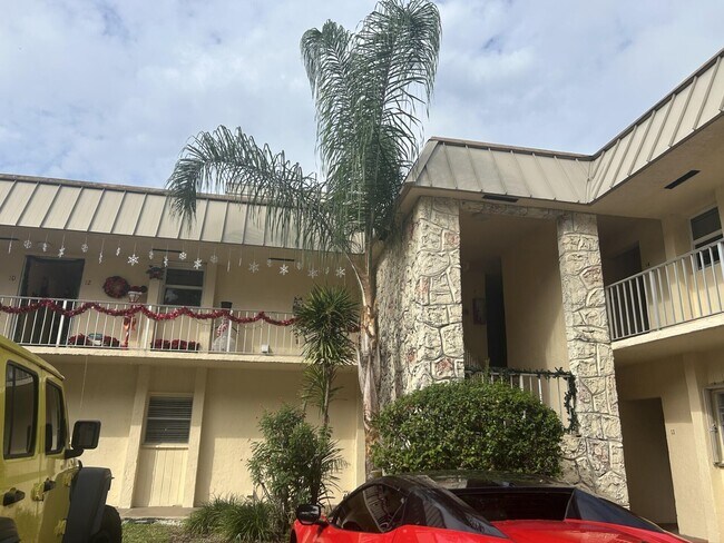 Building Photo - 10693 N Military Trl