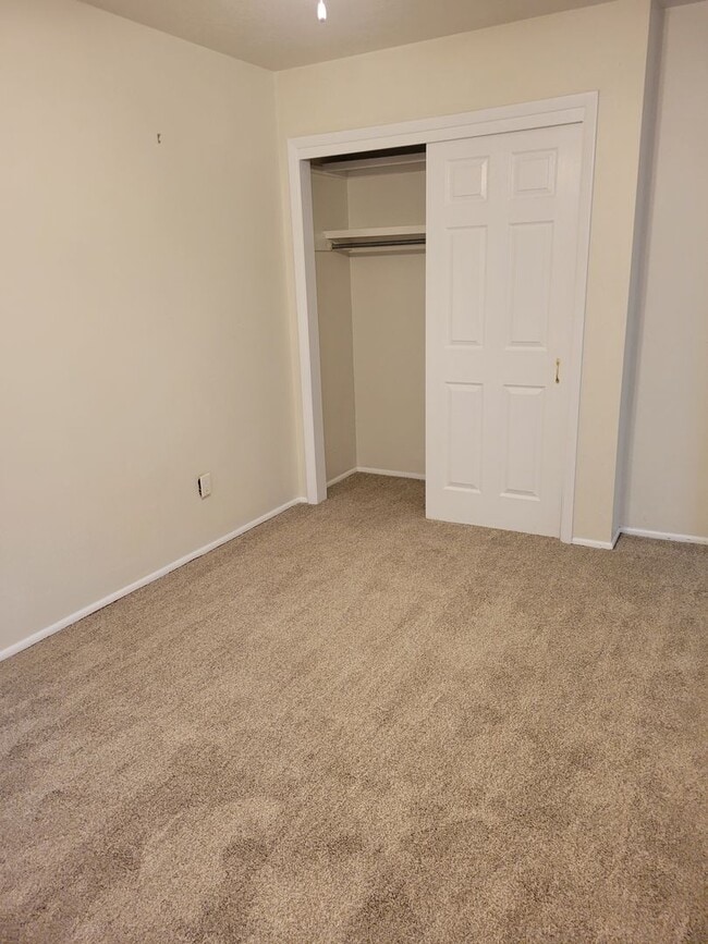 Building Photo - Beautiful 3 Bed 2 Bath 2 Car Garage just E...