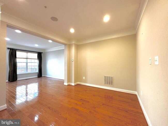 Building Photo - 11837 Regents Park Dr