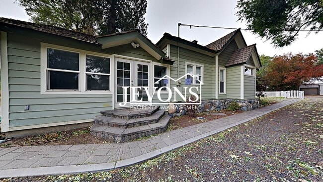 Building Photo - Charming 3-bedroom home with fenced backya...