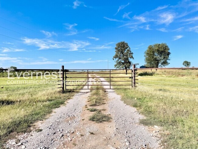 Building Photo - 2 Bed, 2 Bath Home with Garage / Pet-Friendly / Available Now!