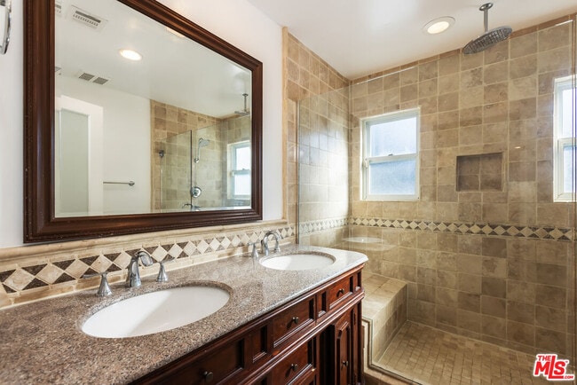 Building Photo - 1557 N Stanley Ave