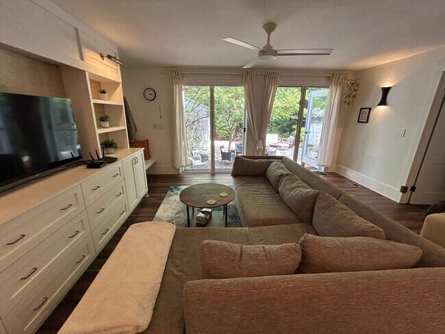 Building Photo - Gorgeous updated furnished cottage!