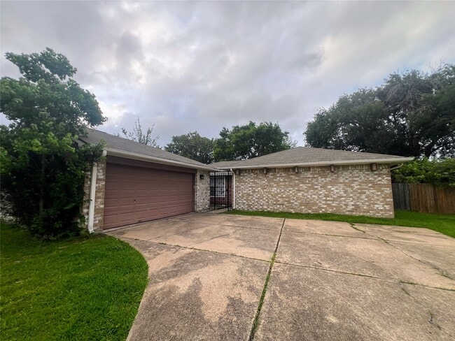 Building Photo - 1202 Manorglen Dr