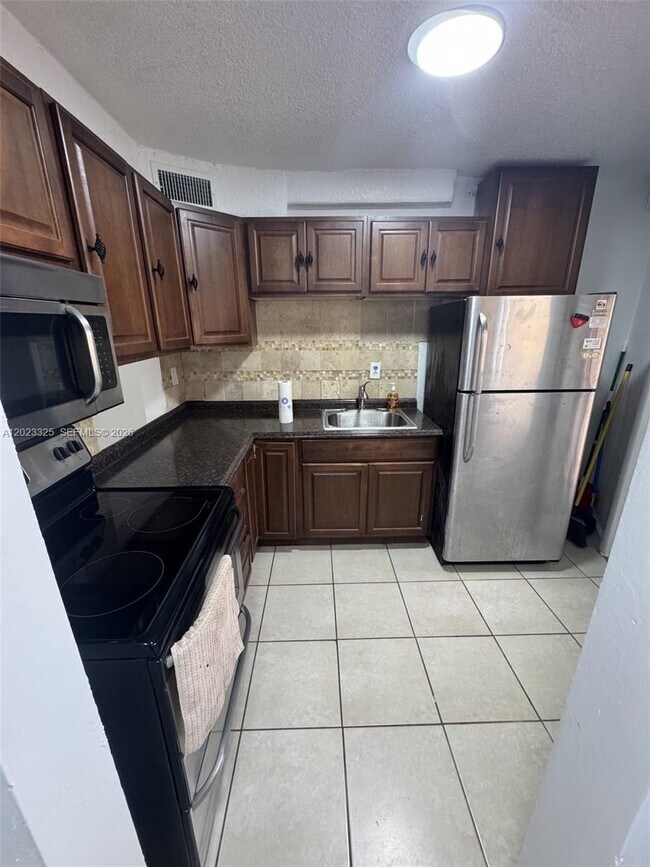 Building Photo - 1643 NE Miami Gardens Dr