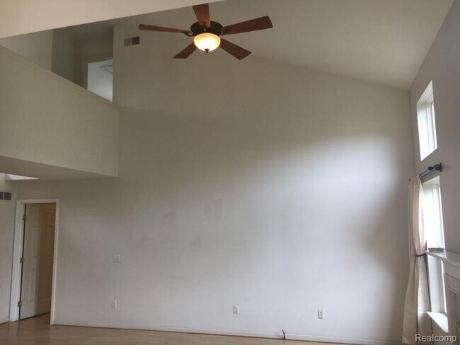 Building Photo - 879 Autumn Ridge Dr