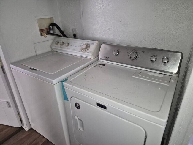 Building Photo - 507 1/2 Tidal St