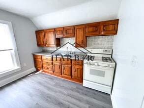 Building Photo - Large Renovated Studio! - SPECIAL! 1 Month Free