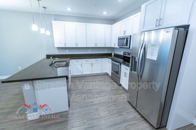 Building Photo - 2821 S Skyline Dr