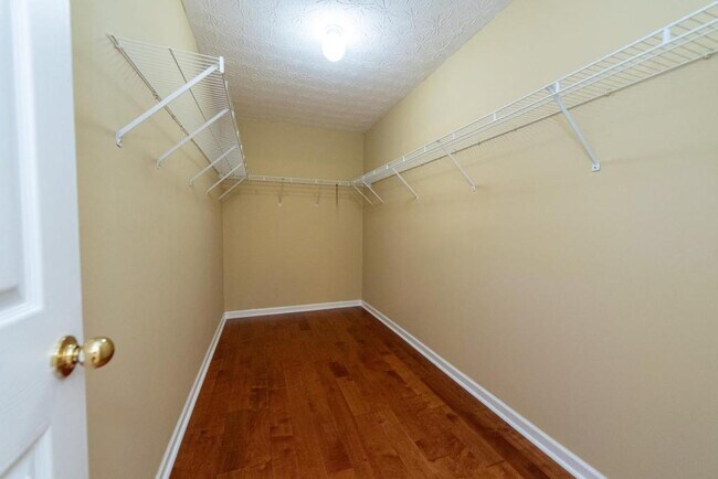 Building Photo - 2227 Longmont Dr