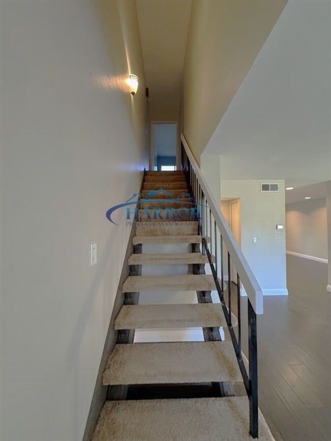 Building Photo - Spacious 2-Bedroom Townhouse in the Heart ...
