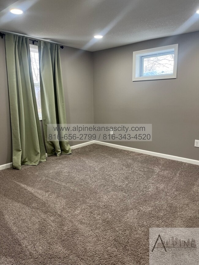 Building Photo - 5 Bedrooms, PLUS Rec Room in Gladstone!