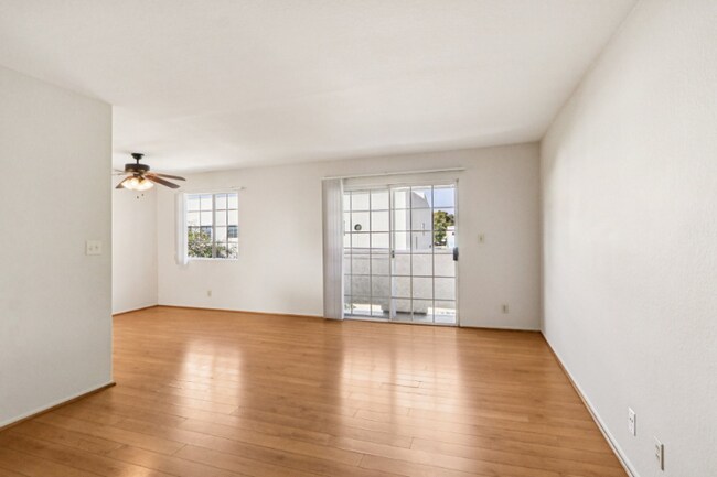 Building Photo - 700 E Cedar Ave