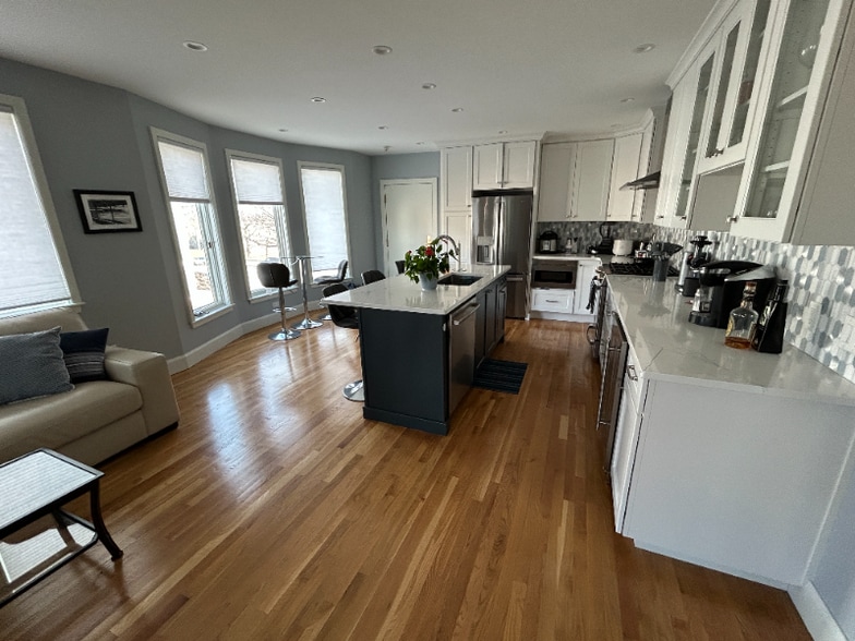 Building Photo - 955 E Broadway