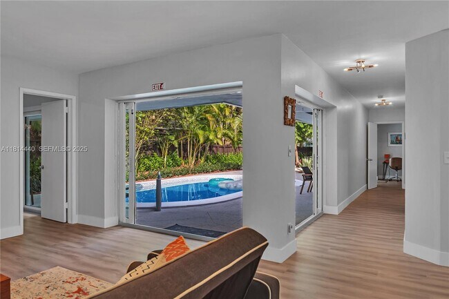 Building Photo - 204 SW 19th Ave