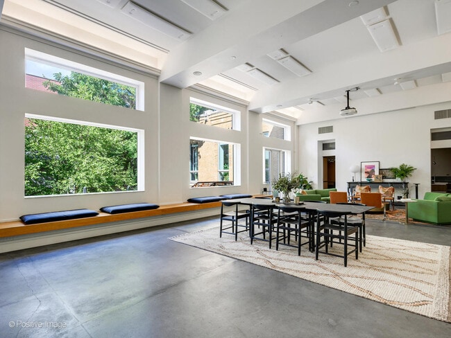 Building Photo - 1019 N Wolcott Ave