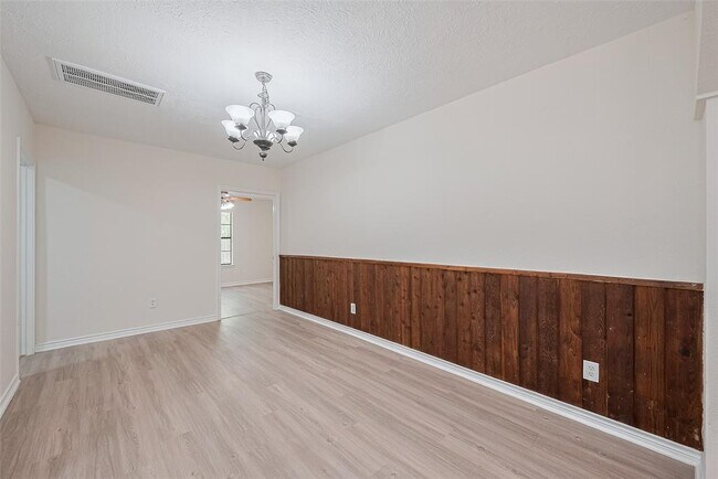 Building Photo - 5323 Forest Dr