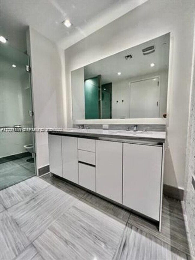 Building Photo - 16901 Collins Ave