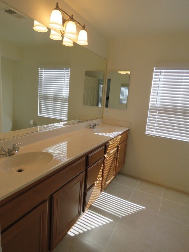 Building Photo - Beautiful 3 Bedroom