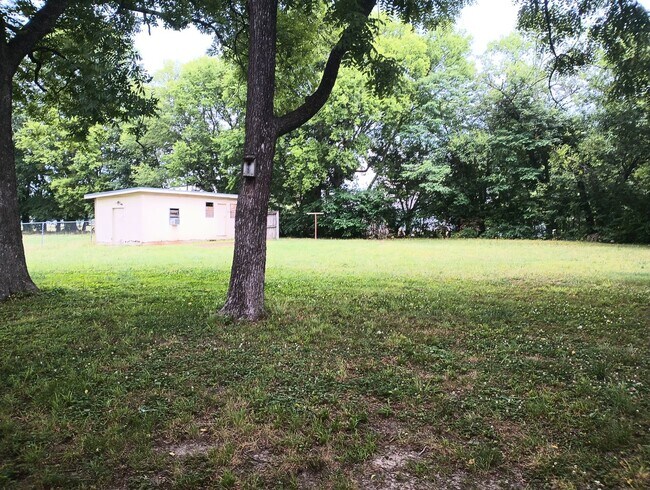 Building Photo - Don't Miss this 2 bedroom with Garage, Lar...