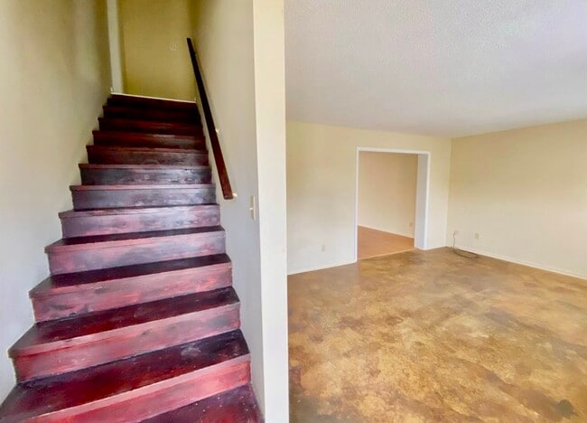 Building Photo - 5666 Hinton Pl