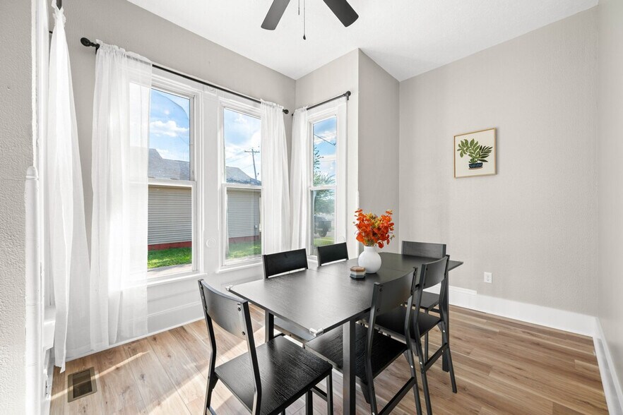 Building Photo - 639 Maple St