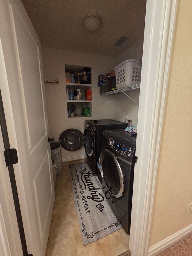 Building Photo - Beautiful 3BD/2.5BA 2 story condo in the Sherwood Lakes Neighborhood!