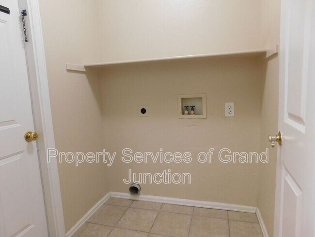 Building Photo - 493 Green Acres St