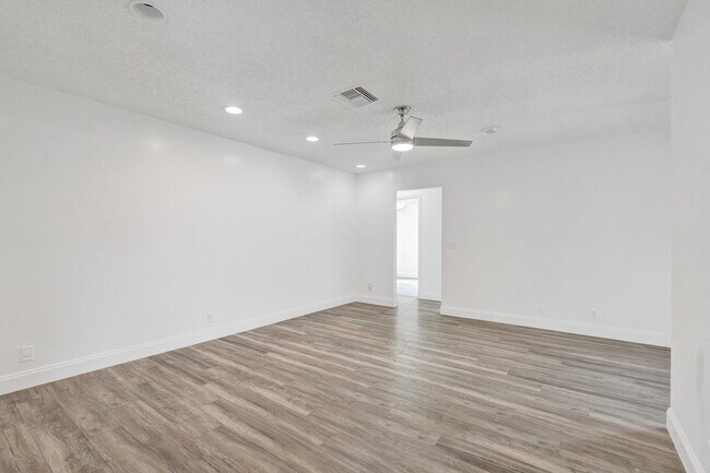 Building Photo - 5127 Woodstone Cir E