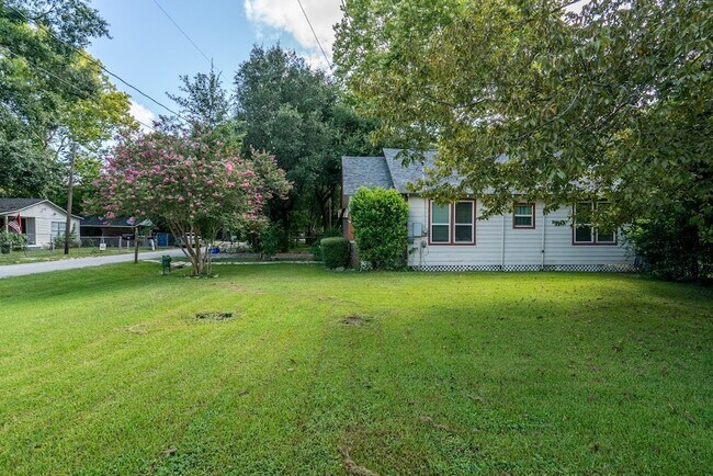 Building Photo - 9835 Willow Creek Commerce Dr