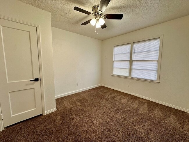 Building Photo - 3120 Chestnut Ave