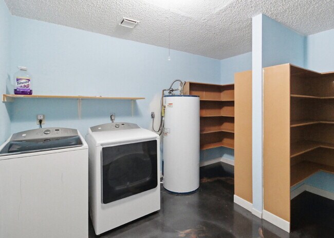 Building Photo - "Charming 3-Bed in Schertz with Spacious 2246 Sq Ft Layout!"