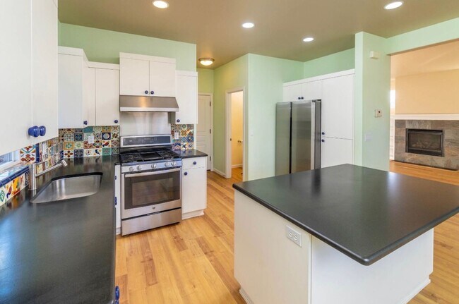 Building Photo - Welcome Home to Comfortable Bend Living