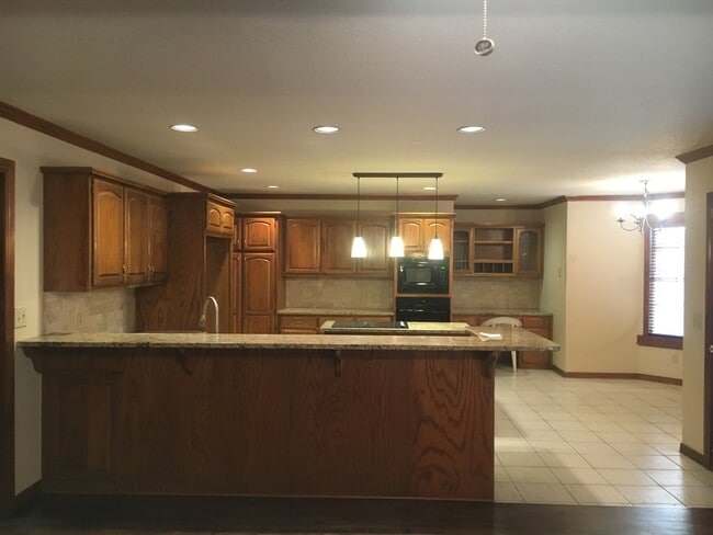 Building Photo - Gorgeous Home in Jenks Schools!