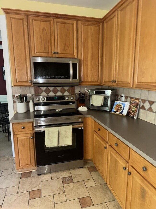Building Photo - Charming 2 Single Family Home. 4 bedroom 2...