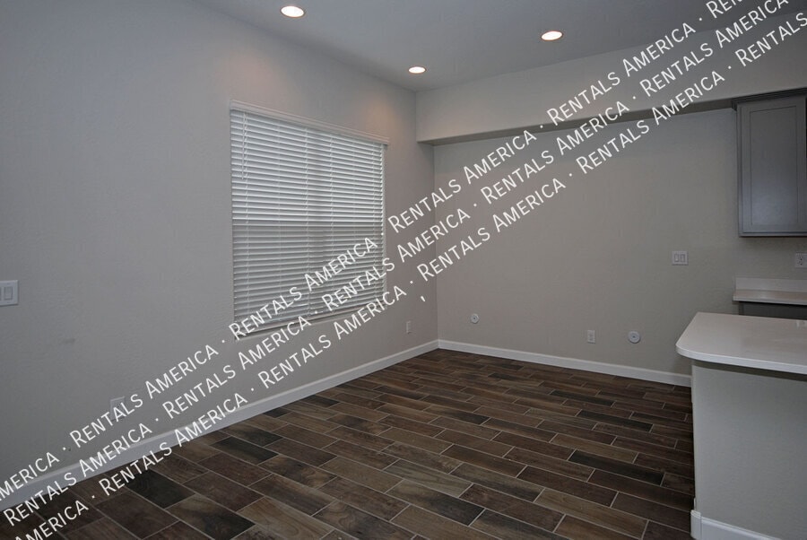Building Photo - 3725 E Catalina Dr