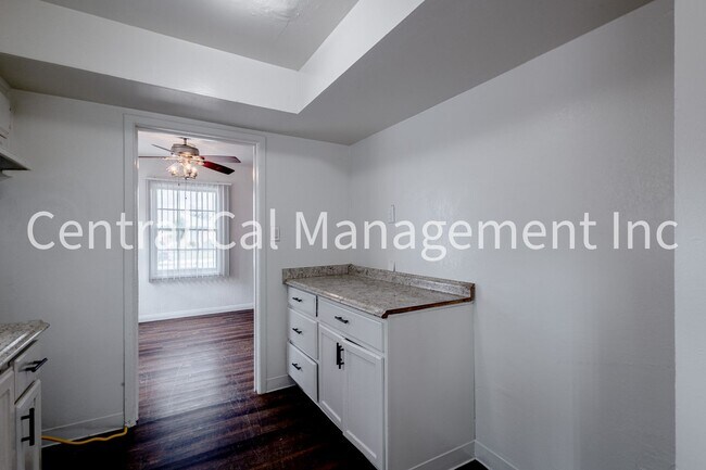 Building Photo - 4 Bedroom/2 Bath Home in Central Bakersfield - $2095 Per Month!
