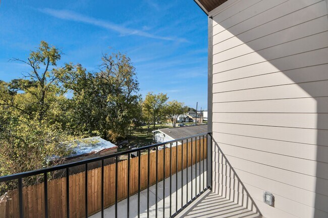 Building Photo - 1216 D E 34th St